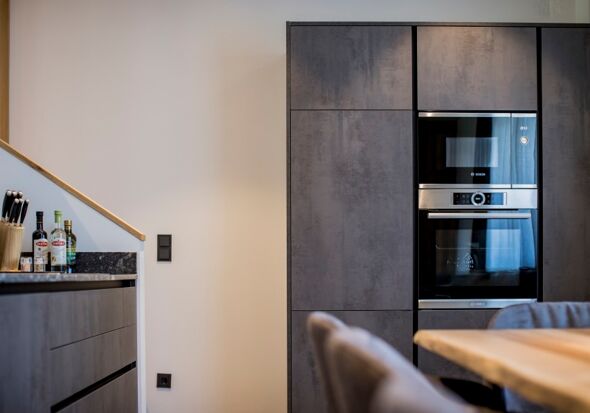 Großzügige Küche in den Chalets des Hotel Hintersee in Salzburg