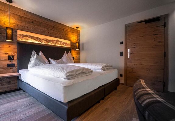 Stylish and modern in dark wood tones, the Superior Double Room Sonnberg invites you to spend your holiday