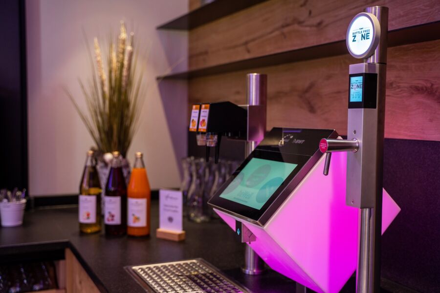 Genießen Sie frische Getränke mit dem modernen Saftspender im Hotel Hintersee