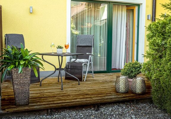 Die moderne Holzterasse des Hotelzimmer Feichtenstein