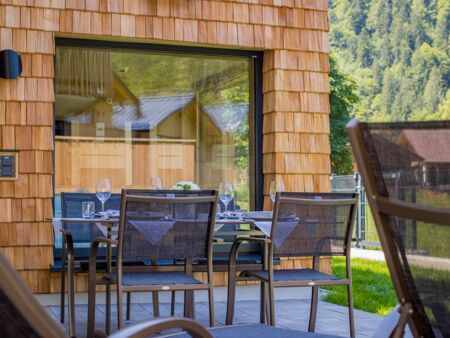 Ein gedeckter Tisch auf einer Terrasse