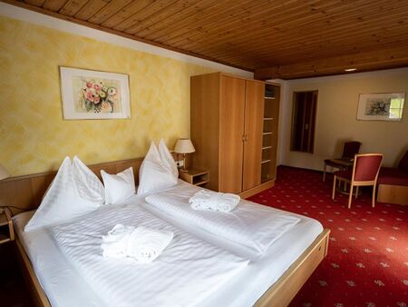 Enough space to unfold in the Sonnberg double room of the DAS Hintersee