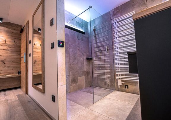 Shower and bath in the Feichtenstein hotel room