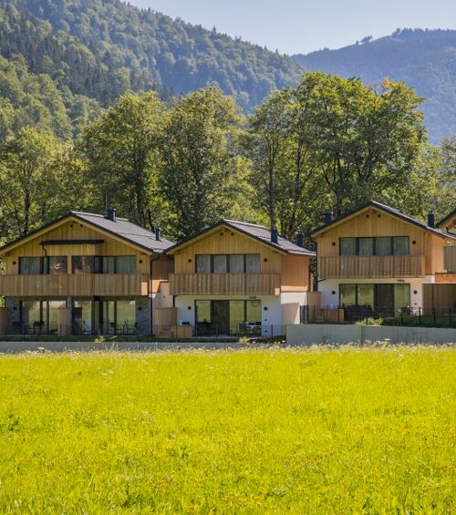 Außenansicht von vier Luxus-Chalets im österreichischen Salzkammergut