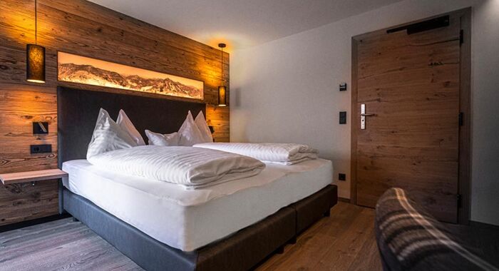 Stylish and modern in dark wood tones, the Superior Double Room Sonnberg invites you to spend your holiday