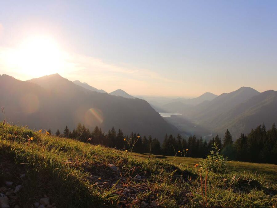Zwei Tourengeher steigen den schneebedeckten Berg hinauf