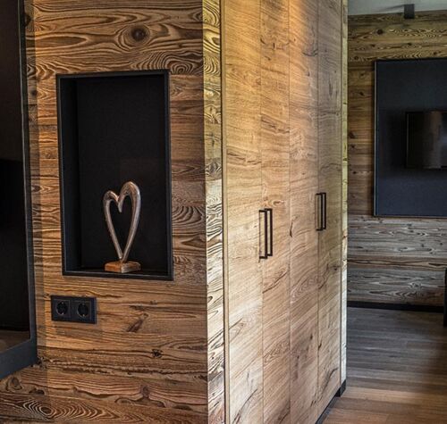 Wooden built-in wardrobe in the Anzenberg Appartement