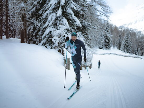 Langläufer auf verschneiter Loipe