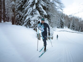 Langläufer auf verschneiter Loipe