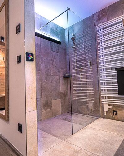 Shower and bath in the Feichtenstein hotel room