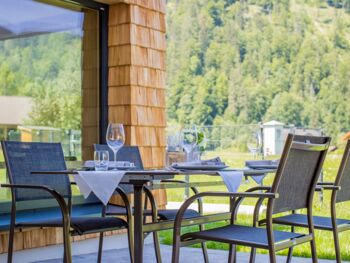 Gedeckter Abendtisch auf der Terrasse in den Hintersee Chalets