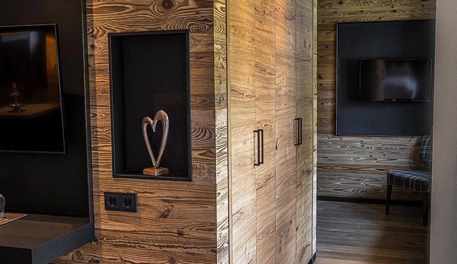 Wooden built-in wardrobe in the Anzenberg Appartement