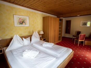 Enough space to unfold in the Sonnberg double room of the DAS Hintersee