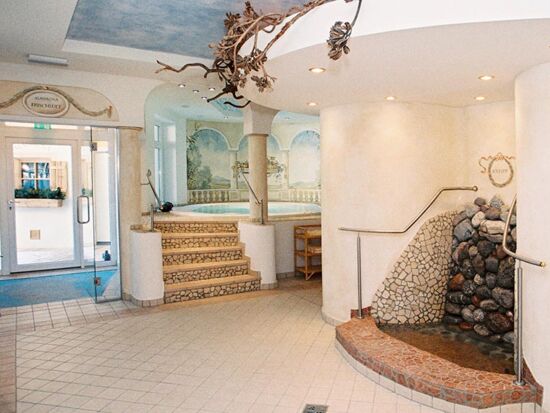 Heller und einladender Wellnessbereich