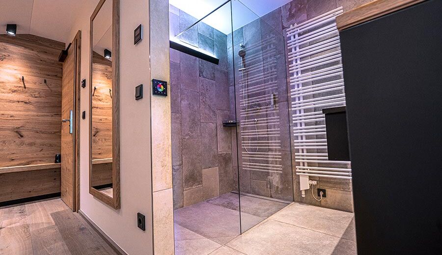 Dusche und Bad im Hotelzimmer Feichtenstein