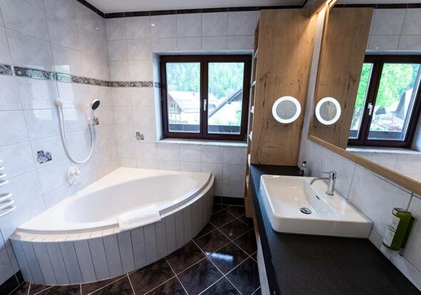 Bathroom with bathtub in the Ladenberg flat