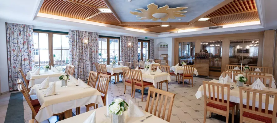 The dining hall at the Hotel DAS Hintersee – a classic design with plenty of space