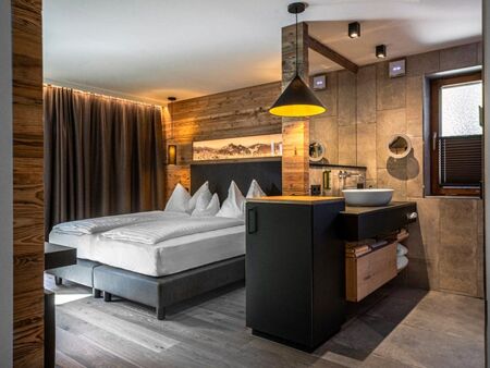 Hotel Appartement with view of double bed and bathroom