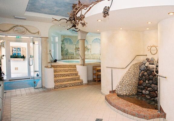 Heller und einladender Wellnessbereich