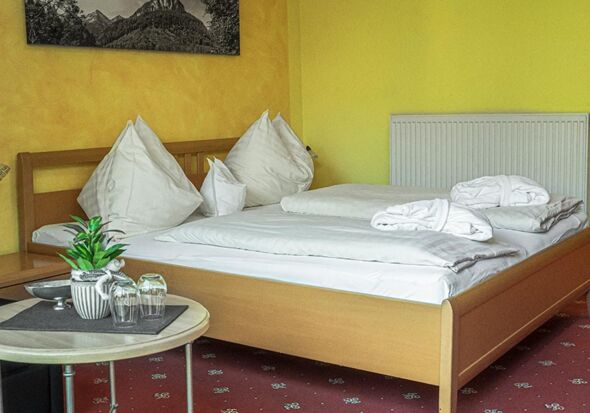 Das gemütliche von reichlich Sonnenlicht beschienene Doppelbett