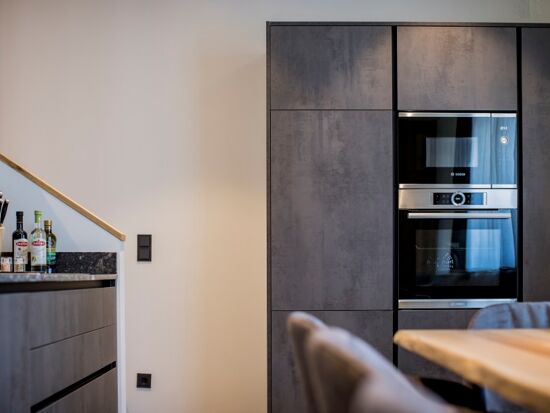 Großzügige Küche in den Chalets des Hotel Hintersee in Salzburg