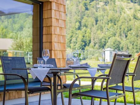 Gedeckter Abendtisch auf der Terrasse in den Hintersee Chalets