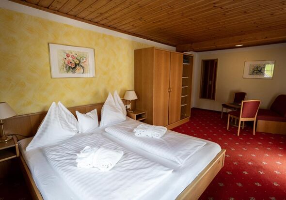 Enough space to unfold in the Sonnberg double room of the DAS Hintersee