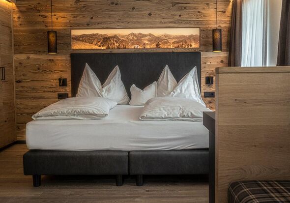 The cosy double bed with high-quality natural fabrics offers the best sleeping comfort