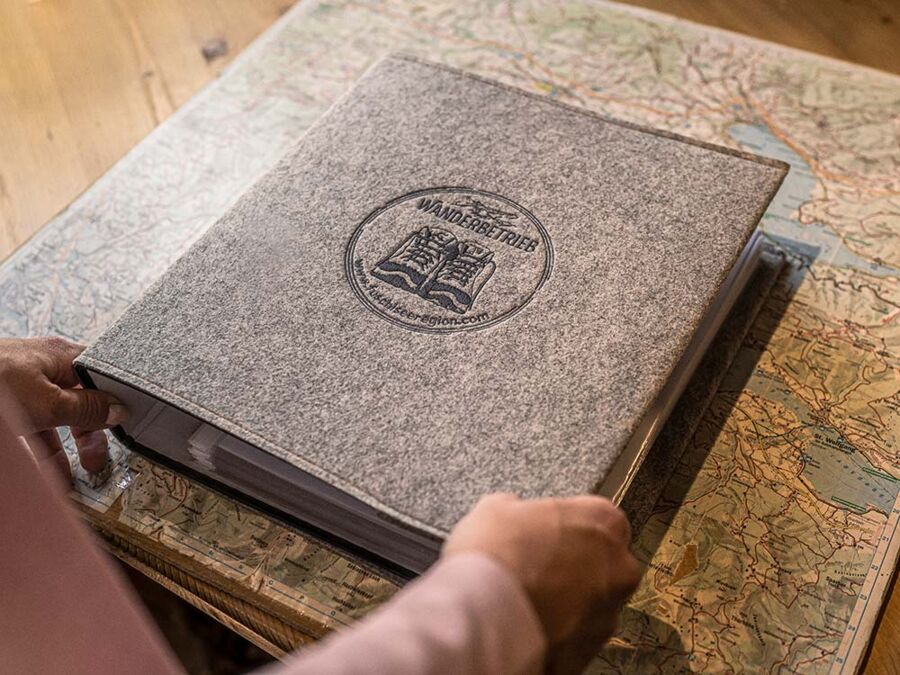 Eine gebundene Sammlung von Wanderkarten des Salzkammerguts