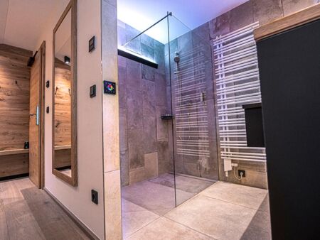 Shower and bath in the Feichtenstein hotel room