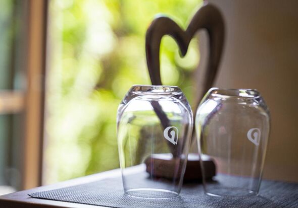 Zwei Gläser vor einer kunstvollen Herzstatue