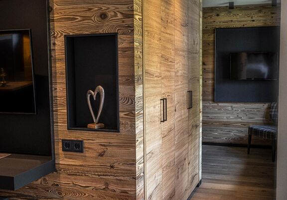 Wooden built-in wardrobe in the Anzenberg Appartement