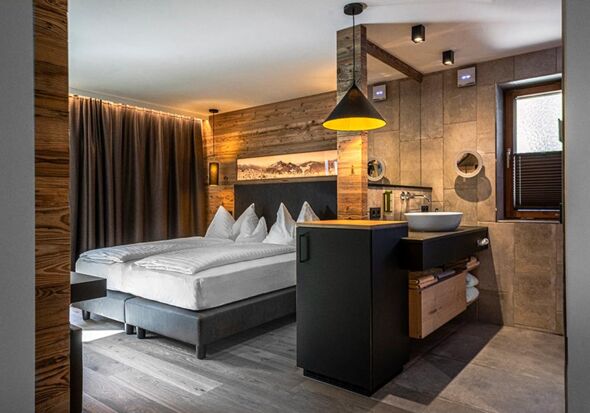 Hotel Appartement with view of double bed and bathroom