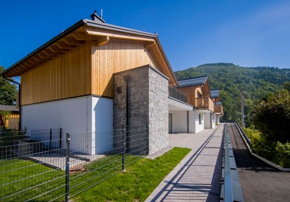 The chalets of Hotel DAS Hintersee in the outside view.