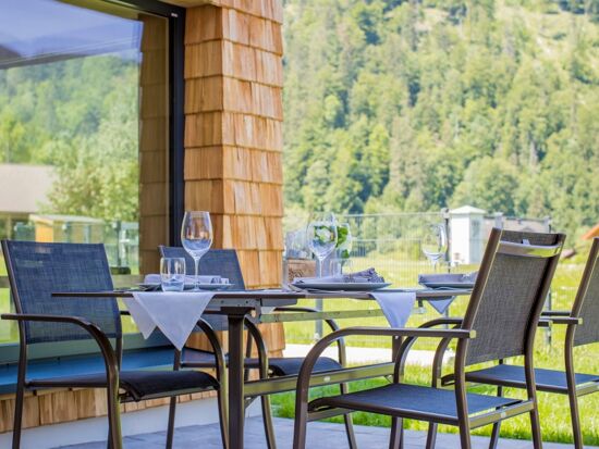 Gedeckter Abendtisch auf der Terrasse in den Hintersee Chalets