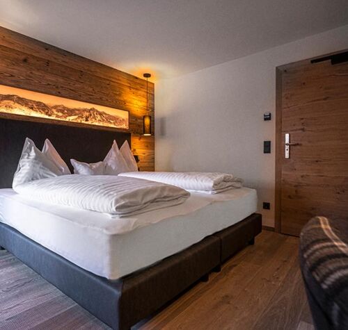 Stylish and modern in dark wood tones, the Superior Double Room Sonnberg invites you to spend your holiday