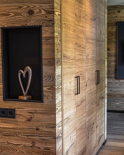 Wooden built-in wardrobe in the Anzenberg Appartement