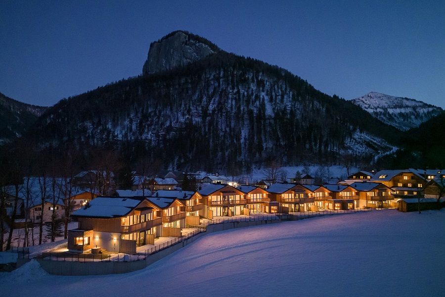 Zwei Tourengeher steigen den schneebedeckten Berg hinauf